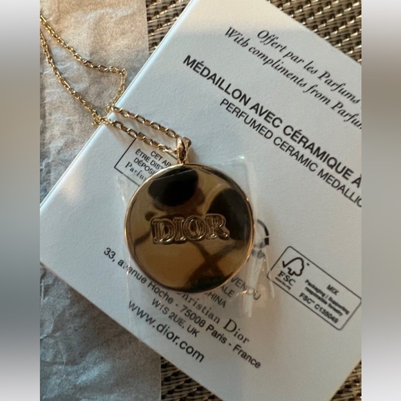 ❤️ Dior Perfumed Ceramic Medallion - Picture 9 of 11
